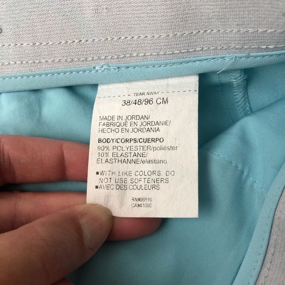 Under Armour Men’s 38 Golf Printed Storm Shorts in Light Blue w/Yellow Birds - Picture 6 of 14